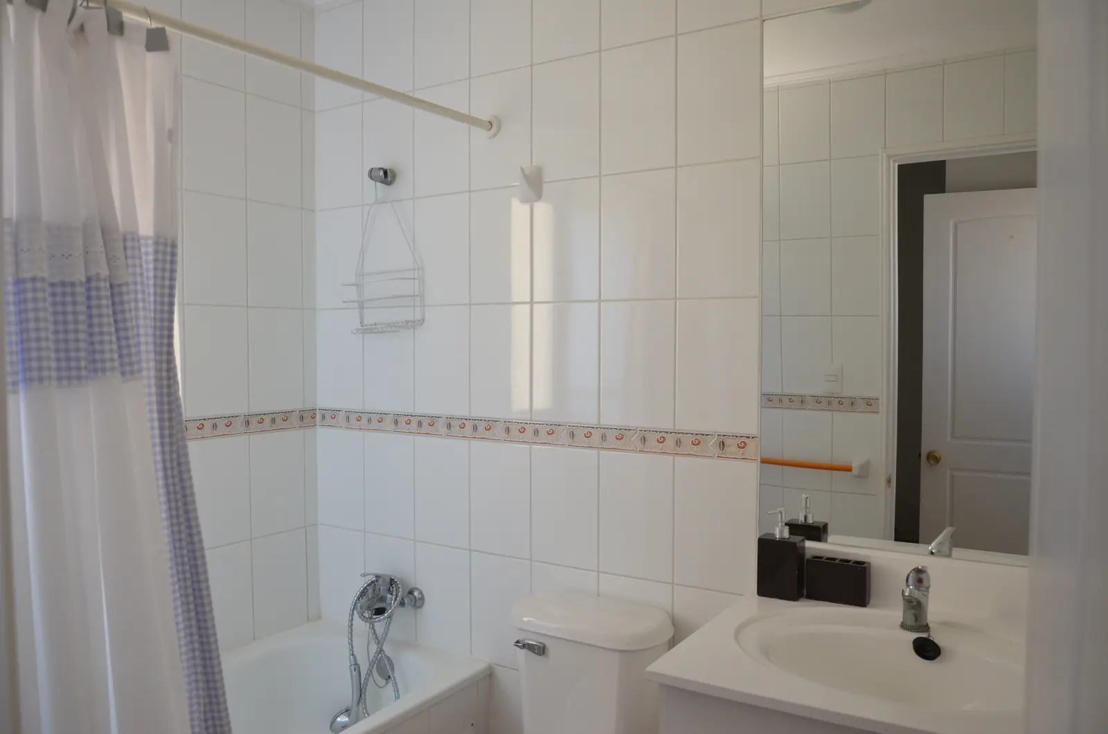 Baño con tina y vanitorio