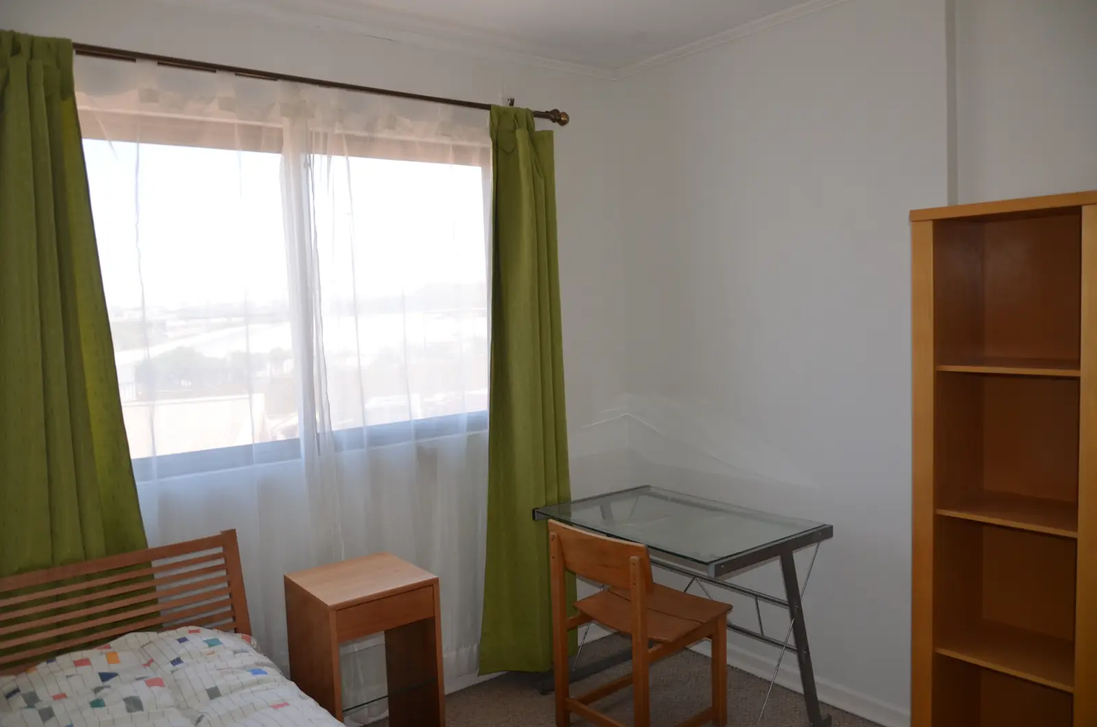 Dormitorio 3 con escritorio y estantería
