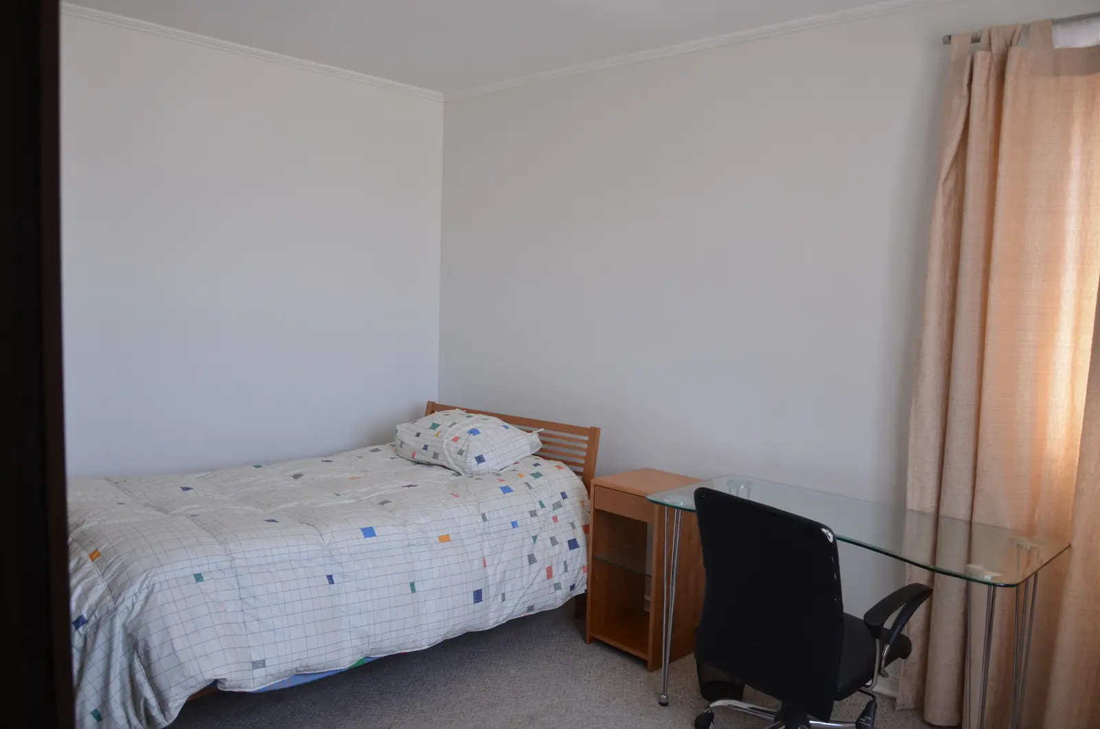 Dormitorio 4 con escritorio y silla de trabajo
