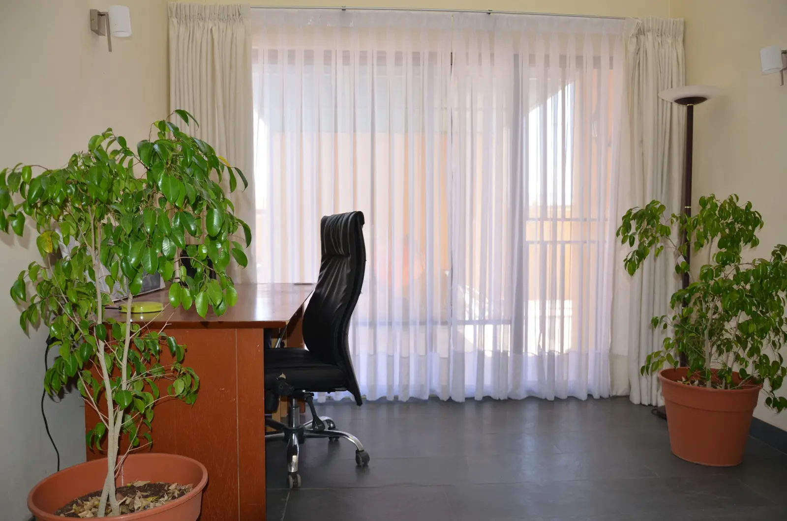 Oficina administrativa con escritorio y silla ejecutiva