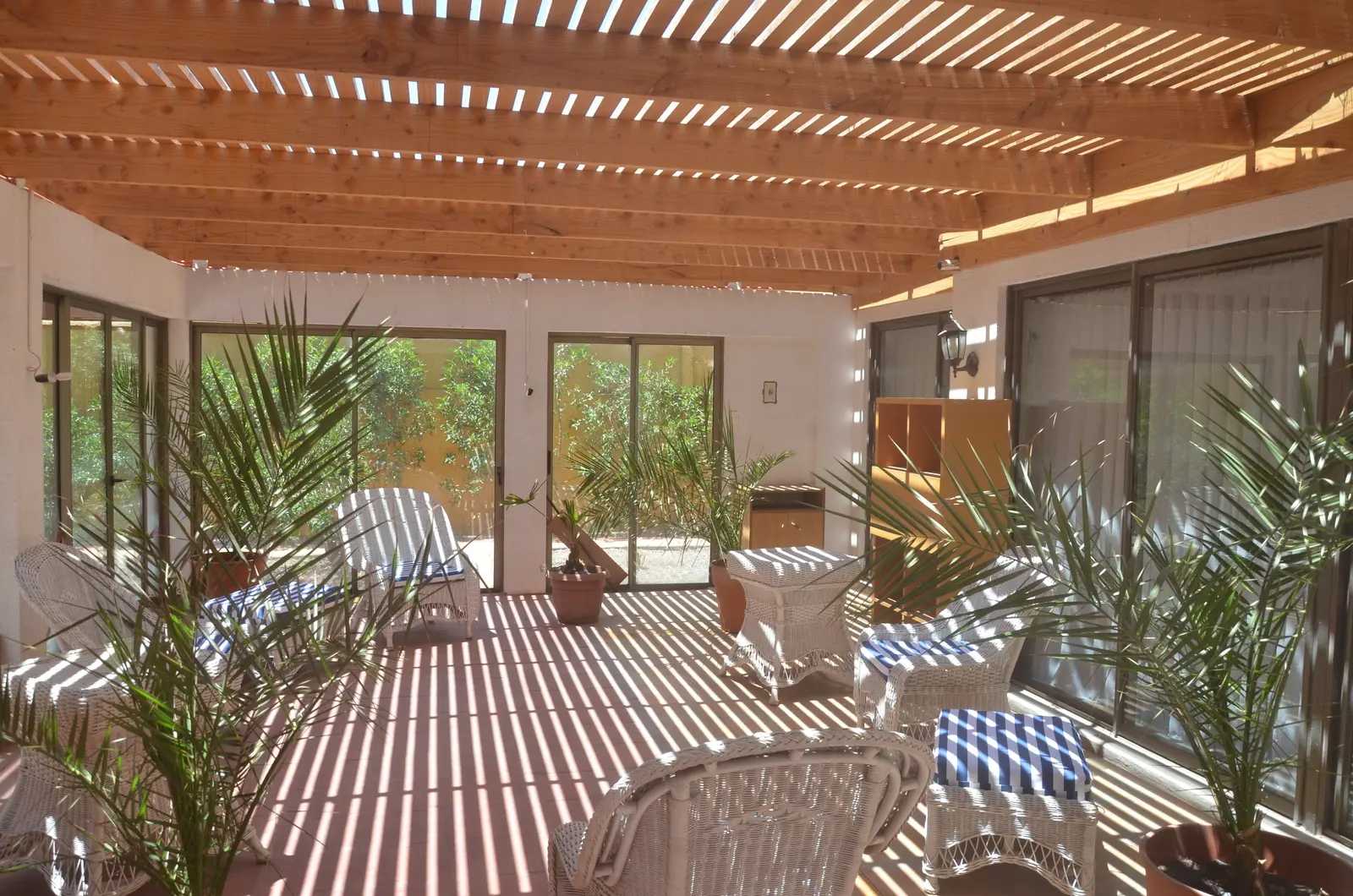 Terraza cerrada con ventanales de termopanel